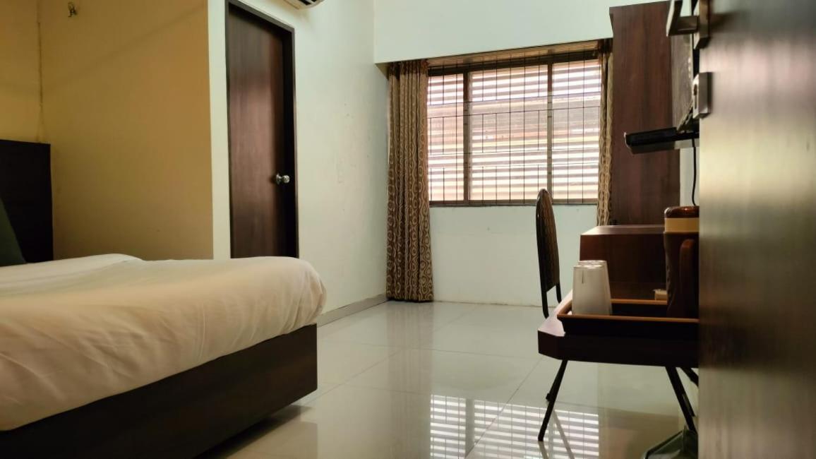 Hotel Sai Nidhi Executive-Mindspace Airoli นาวีมุมไบ ภายนอก รูปภาพ