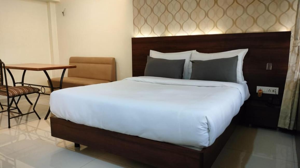 Hotel Sai Nidhi Executive-Mindspace Airoli นาวีมุมไบ ภายนอก รูปภาพ